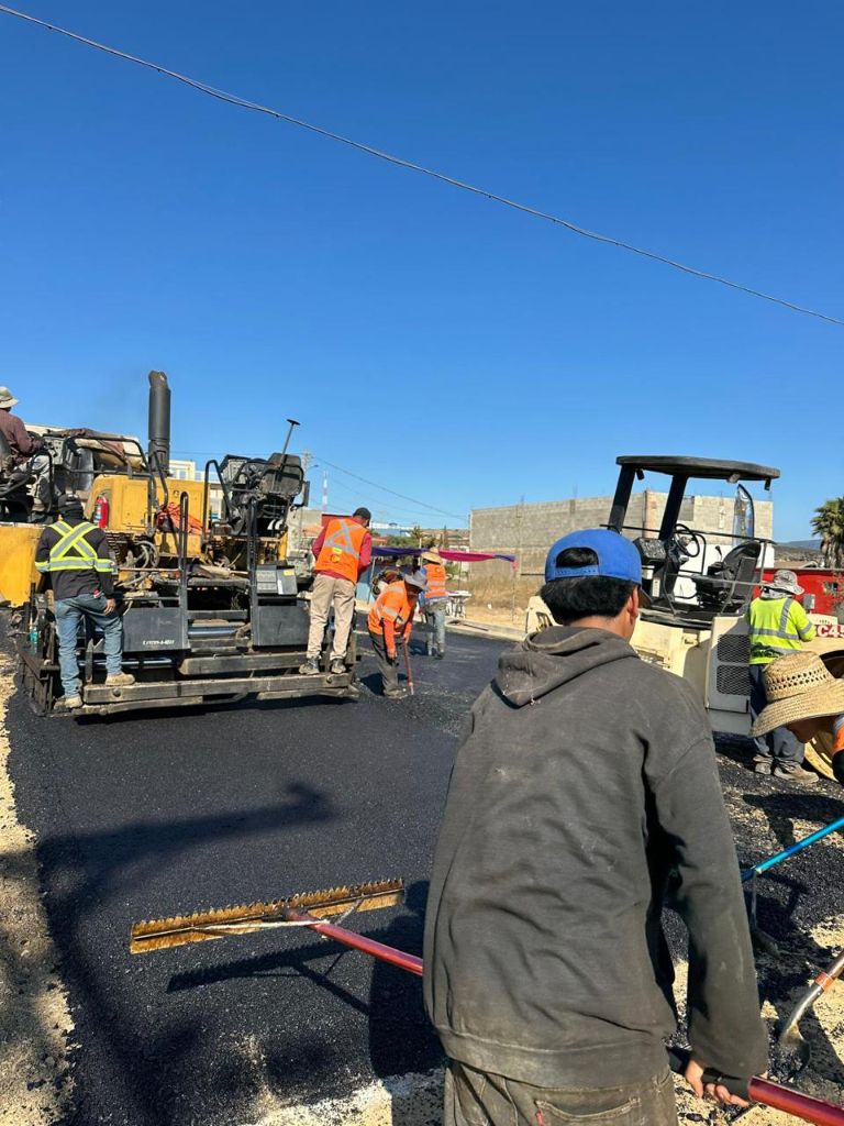 Equipo trabajando en pavimentación